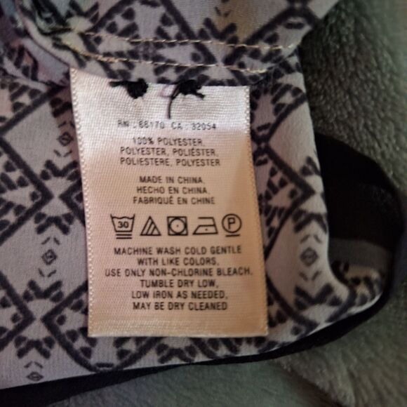 Anthropologie HD in Paris Roll Tab Sleeve Henley Top Kaveri Print Size 10 - Picture 7 of 11